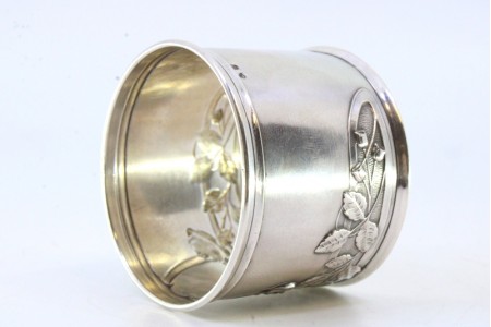  Argola de guardanapo em prata com motivos florais relevados envolvendo cartela para monograma.